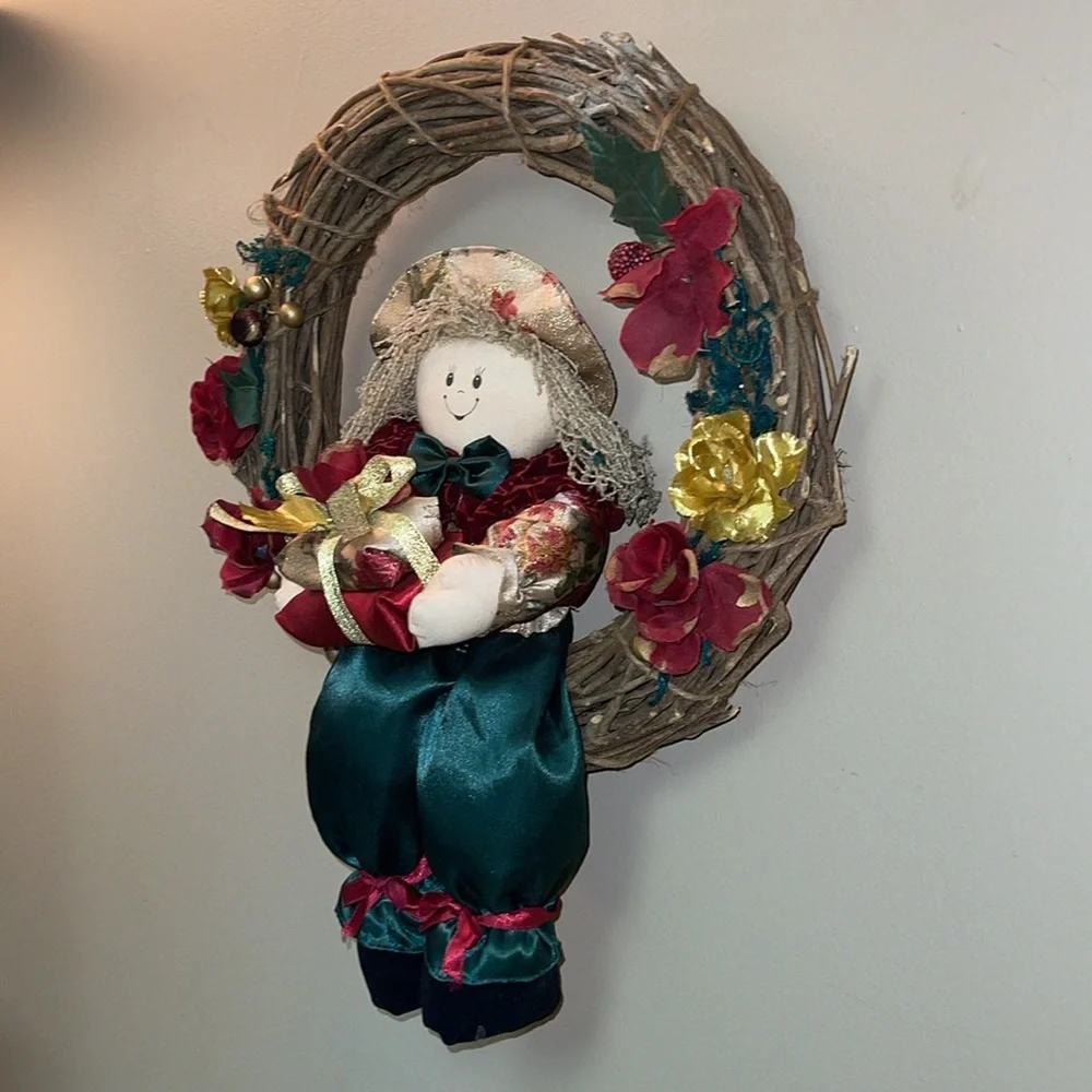 🎄Holiday Vine Ring Wreath With Doll Bearing Gifts 🎄